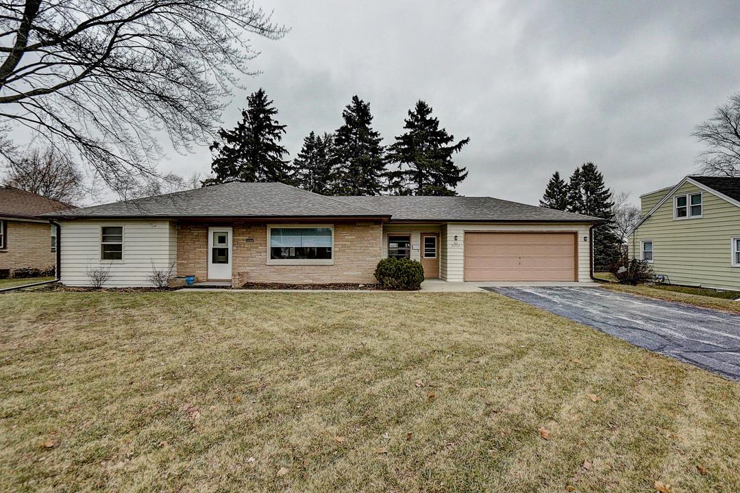 S21W23058 Hillside Dr, Waukesha, WI 53186