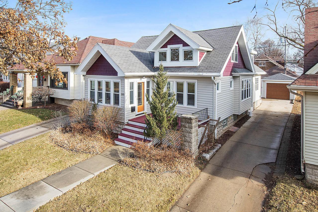 2418 N 63rd St, Wauwatosa, WI 53213