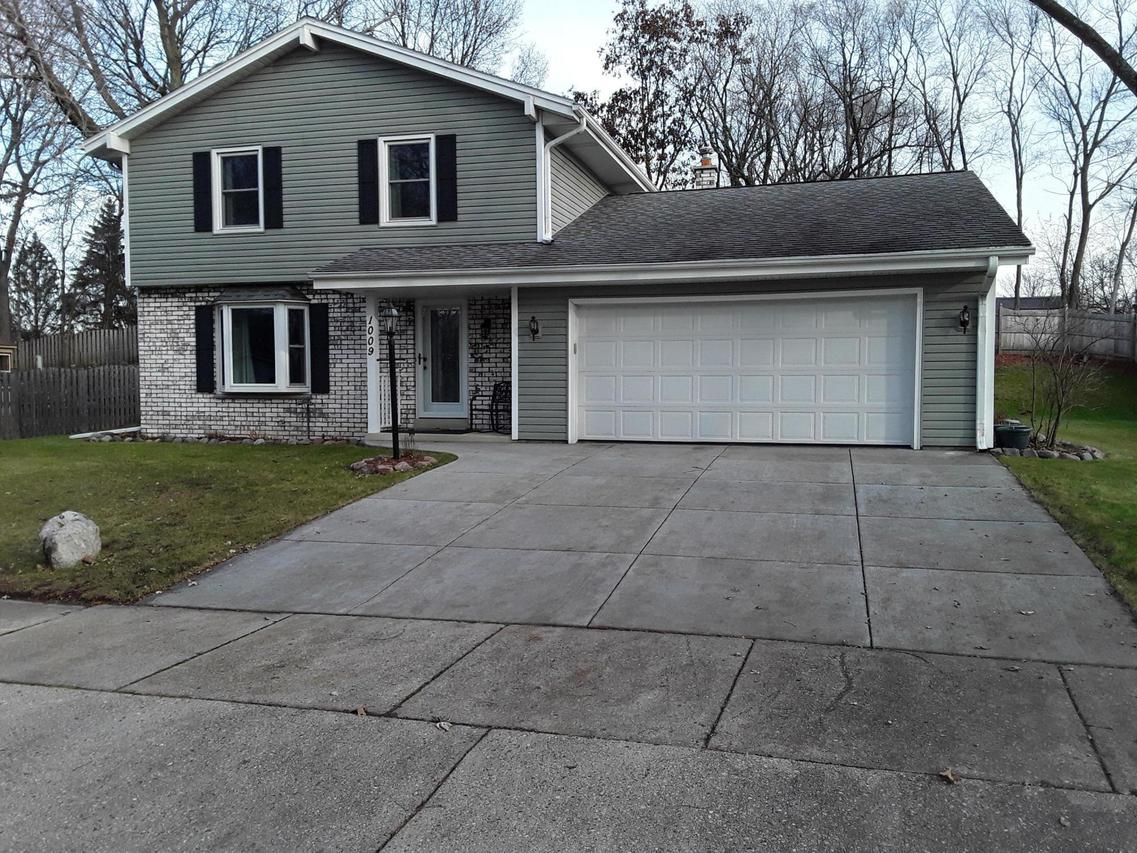 1009 Canterbury Ln., Waukesha, WI 53188