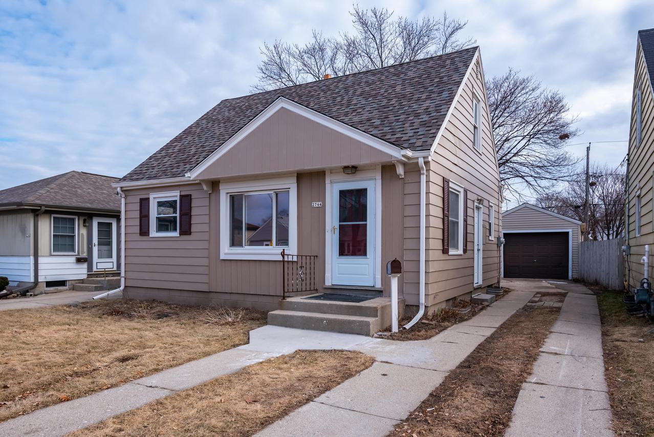 2744 S 71st St., Milwaukee, WI 53219