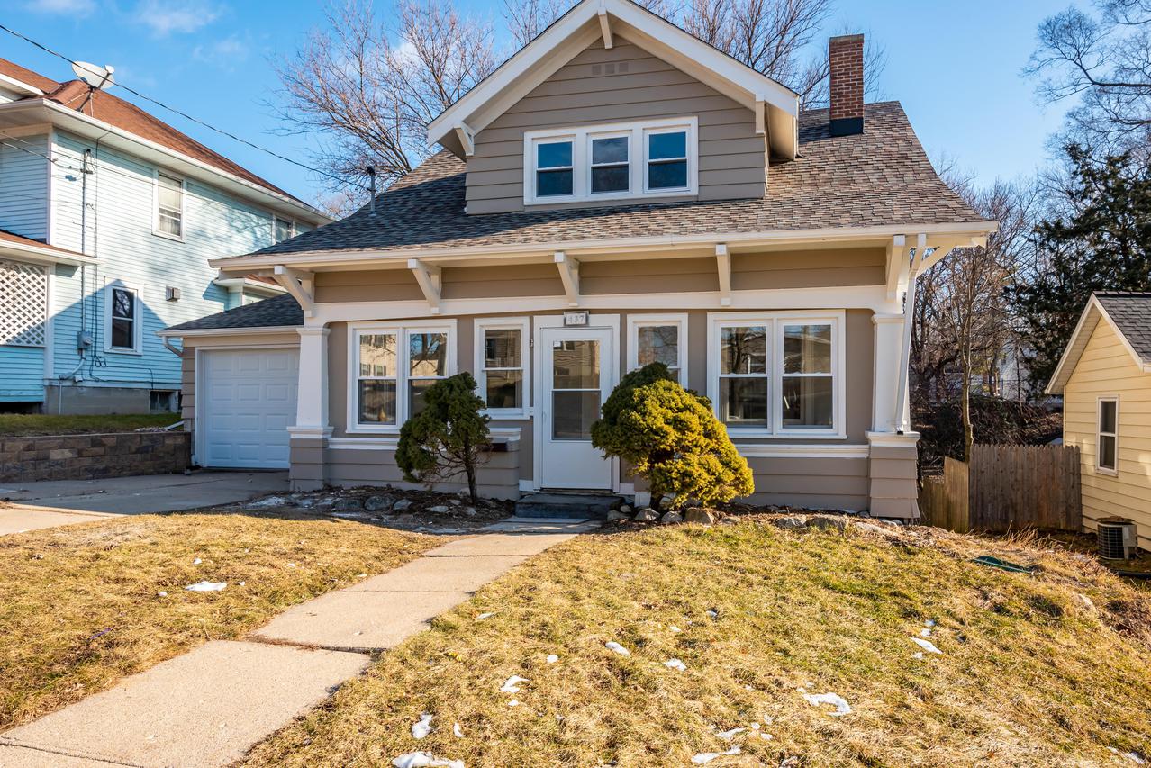 437 N Hine Ave, Waukesha, WI 53188