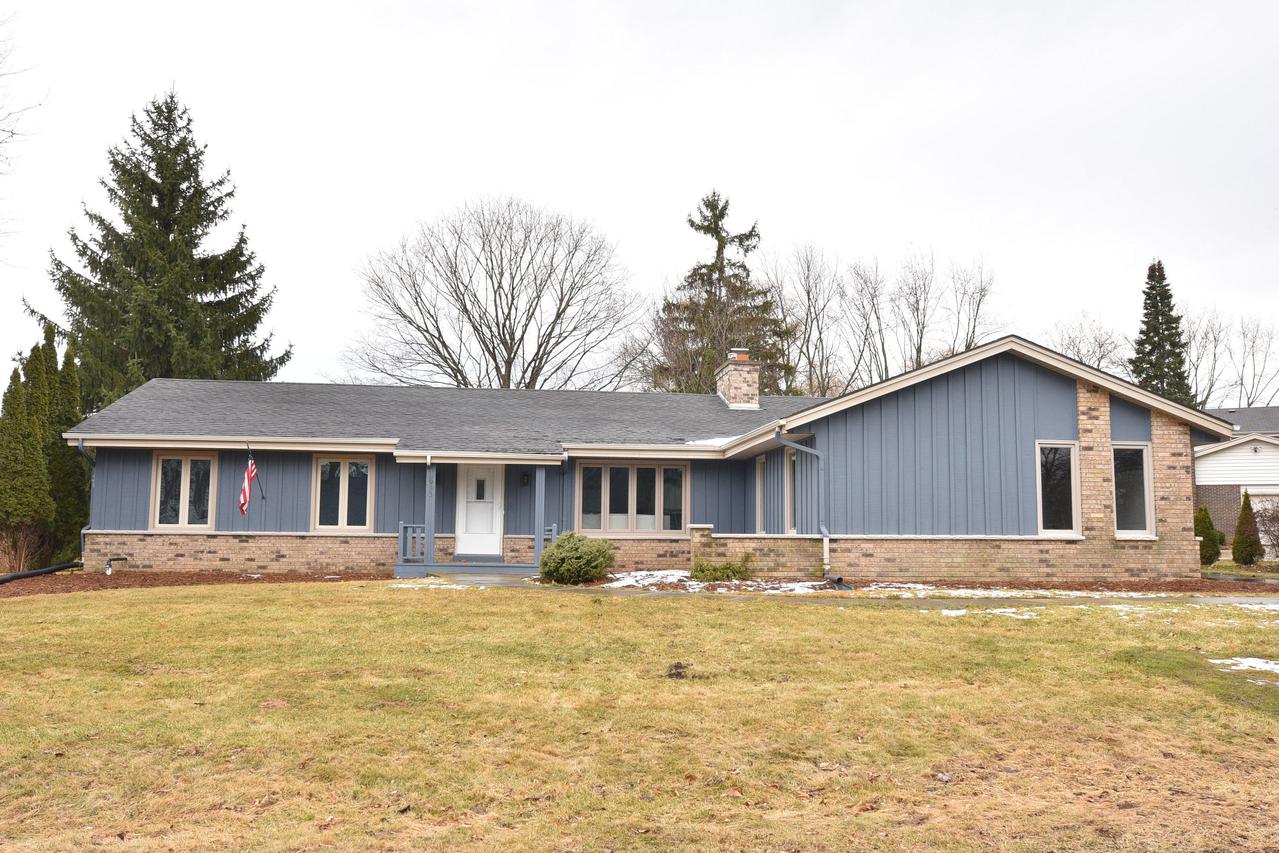 2933 W Woodland Ct., Mequon, WI 53092