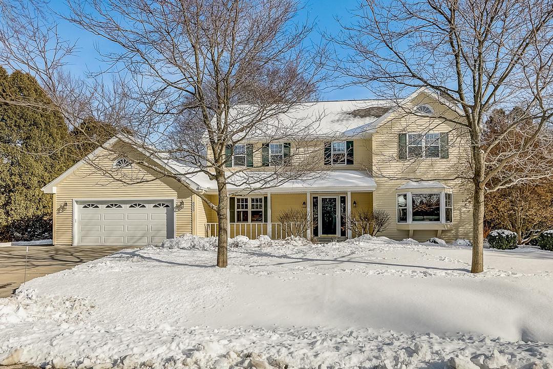 8050 N Navajo Rd, Fox Point, WI 53217