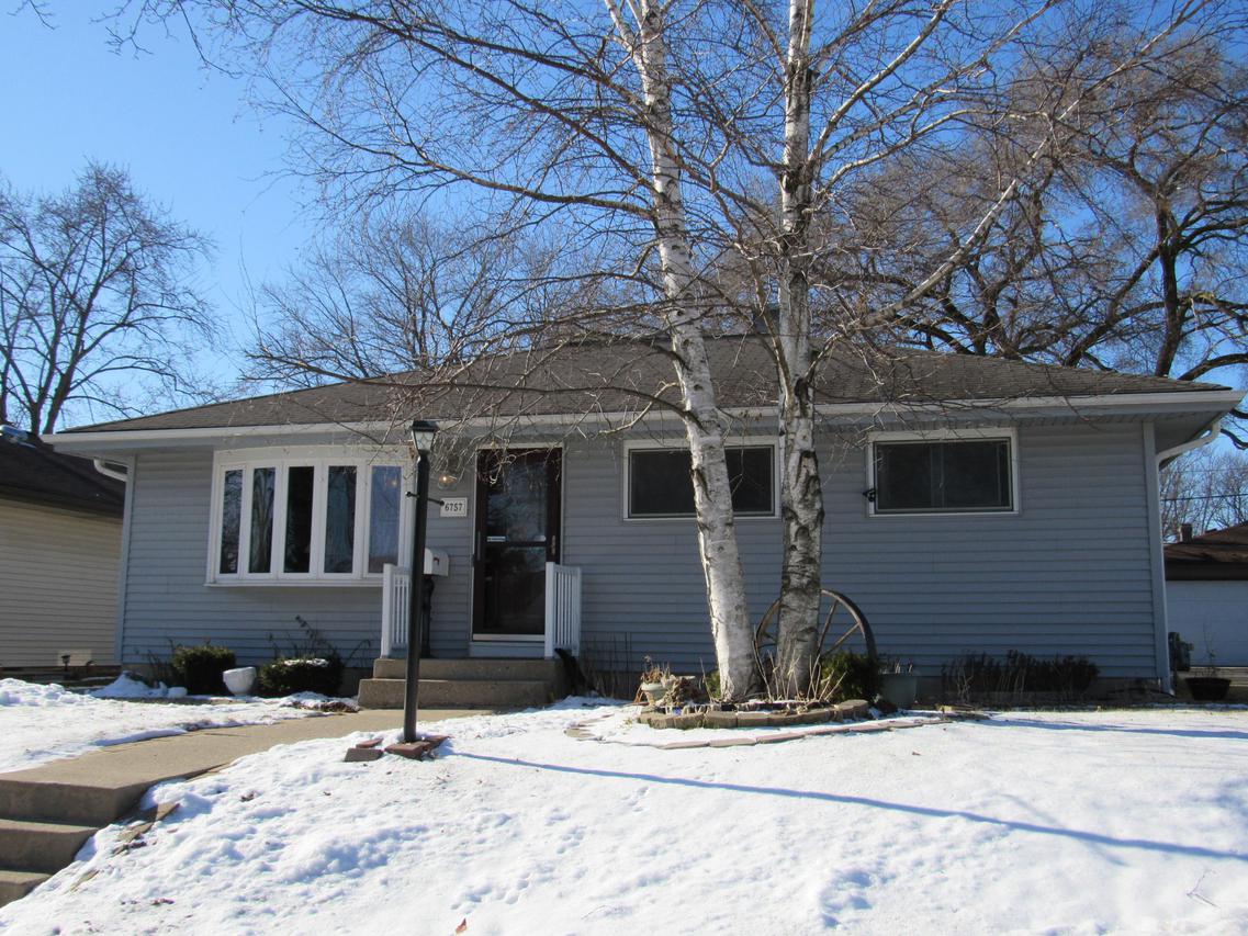 6757 S 17th St, Milwaukee, WI 53221