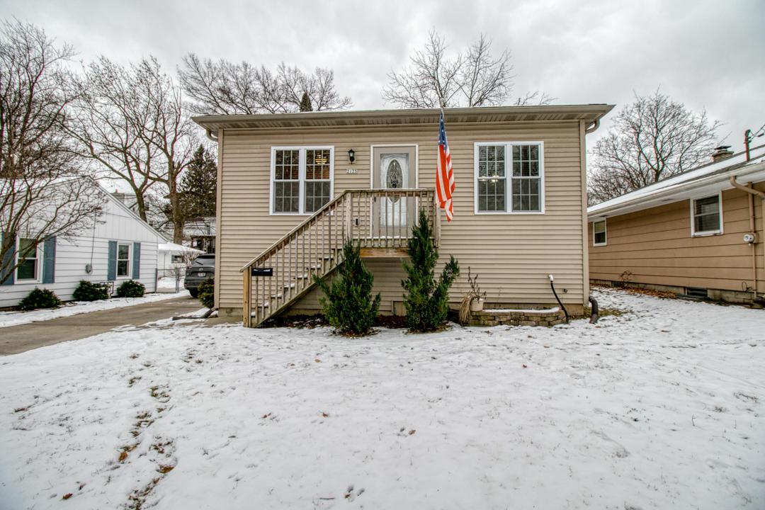 2125 Oaklawn Ave, Waukesha, WI 53188