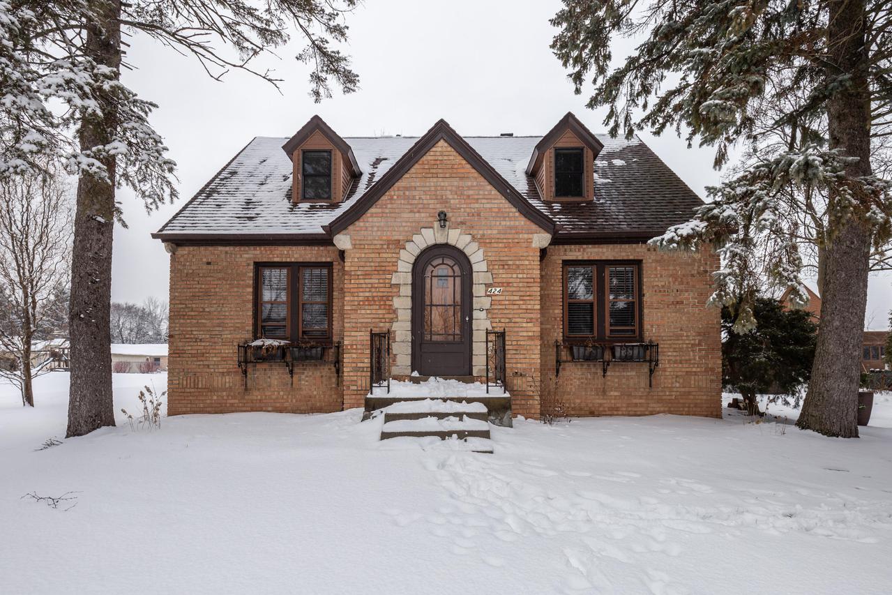 424 W Luebbe Ln., Glendale, WI 53217