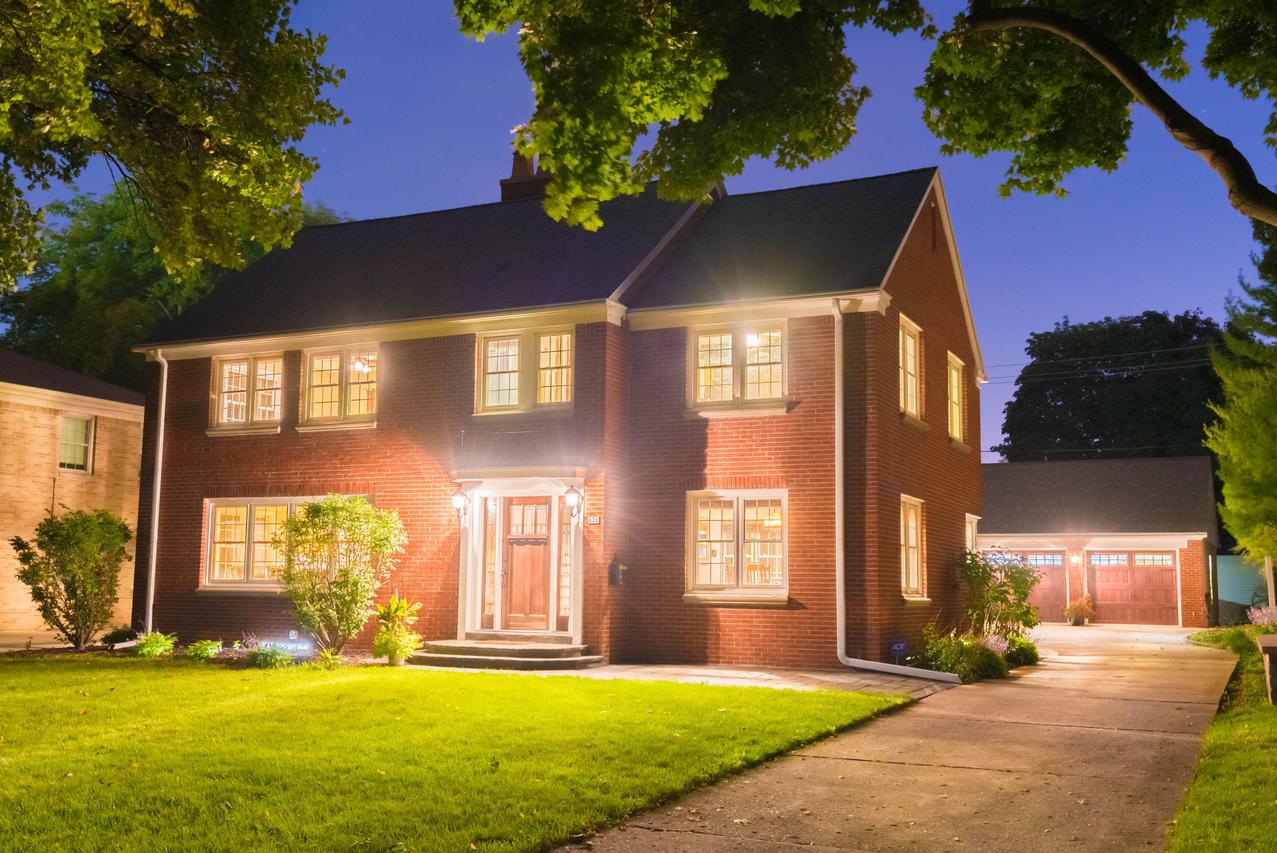 820 Windsor Ct, Wauwatosa, WI 53226