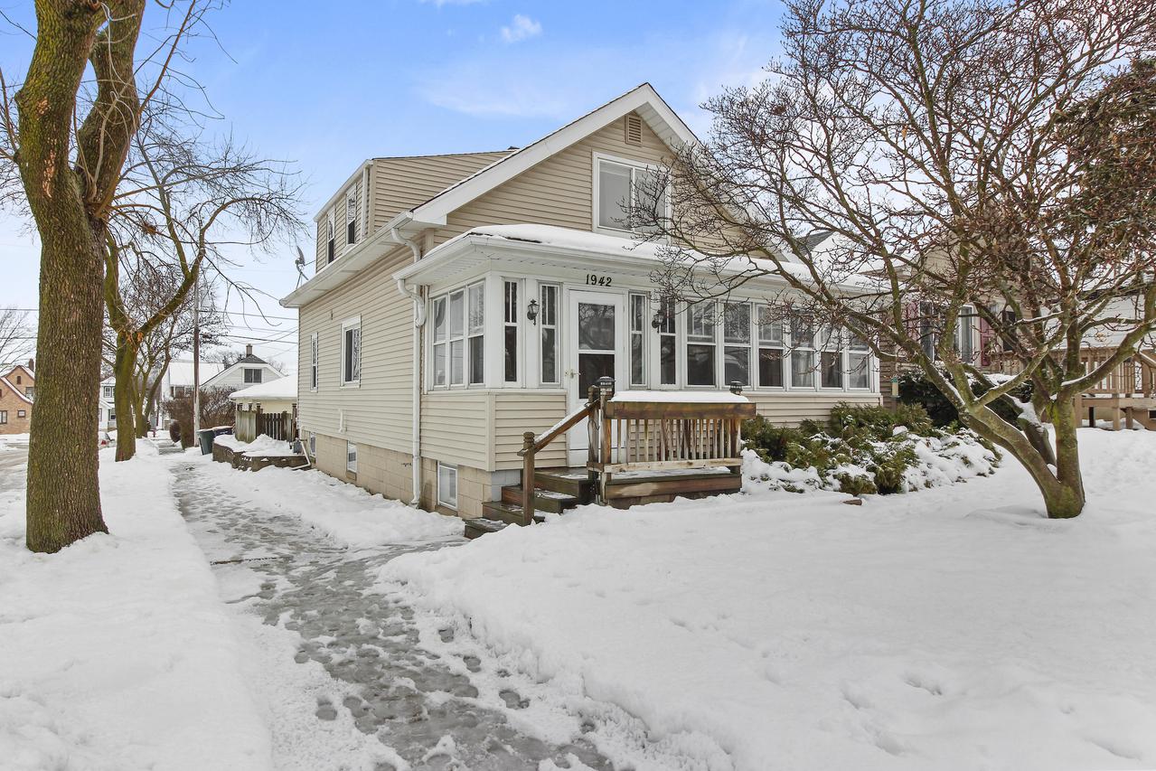 1942 S 74th St, West Allis, WI 53219
