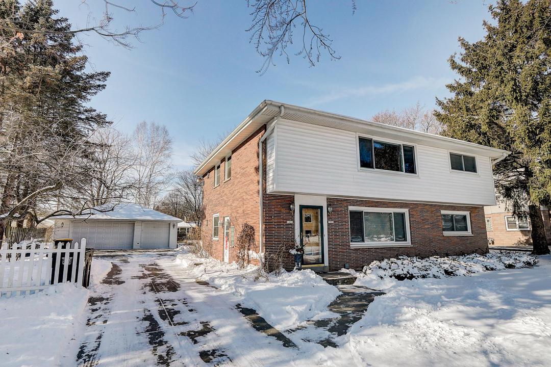 1531 N 116th St, Wauwatosa, WI 53226
