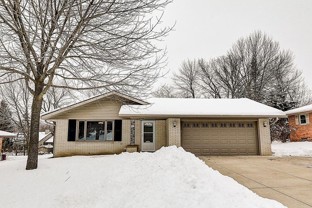529 Oakview Dr., Slinger, WI 53086