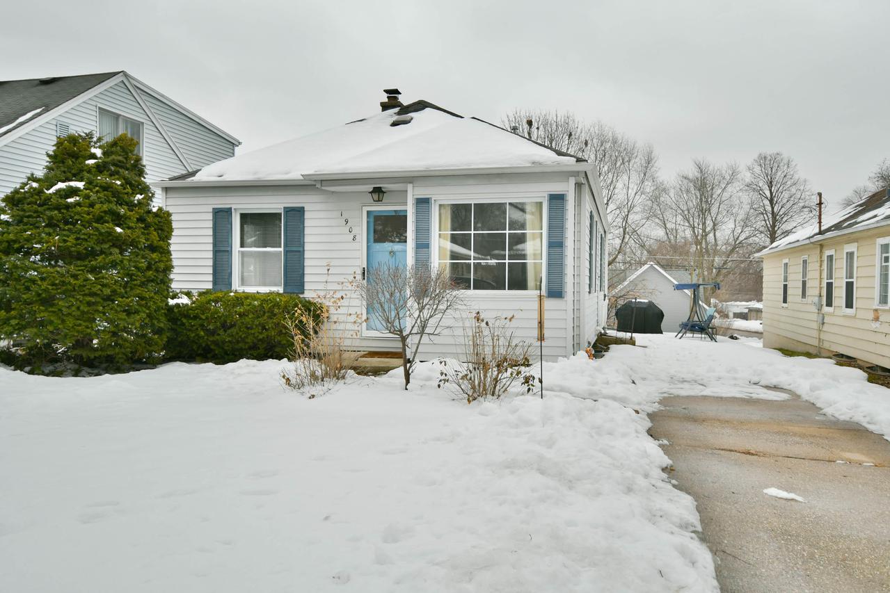 1908 N 118th St, Wauwatosa, WI 53226