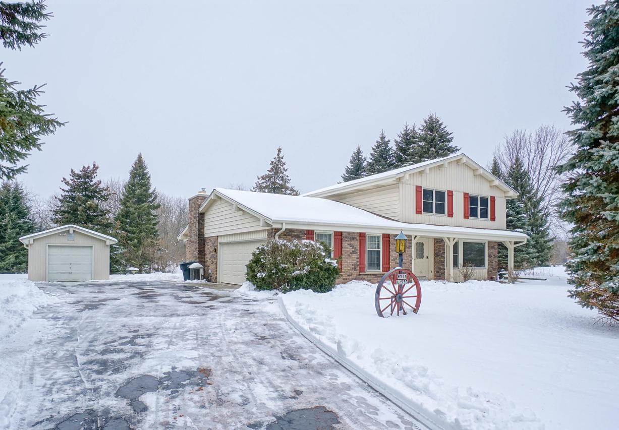 W313S7553 Spring Ln., Mukwonago, WI 53149