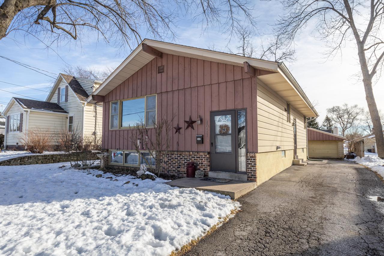 1921 Buffalo St, Waukesha, WI 53188