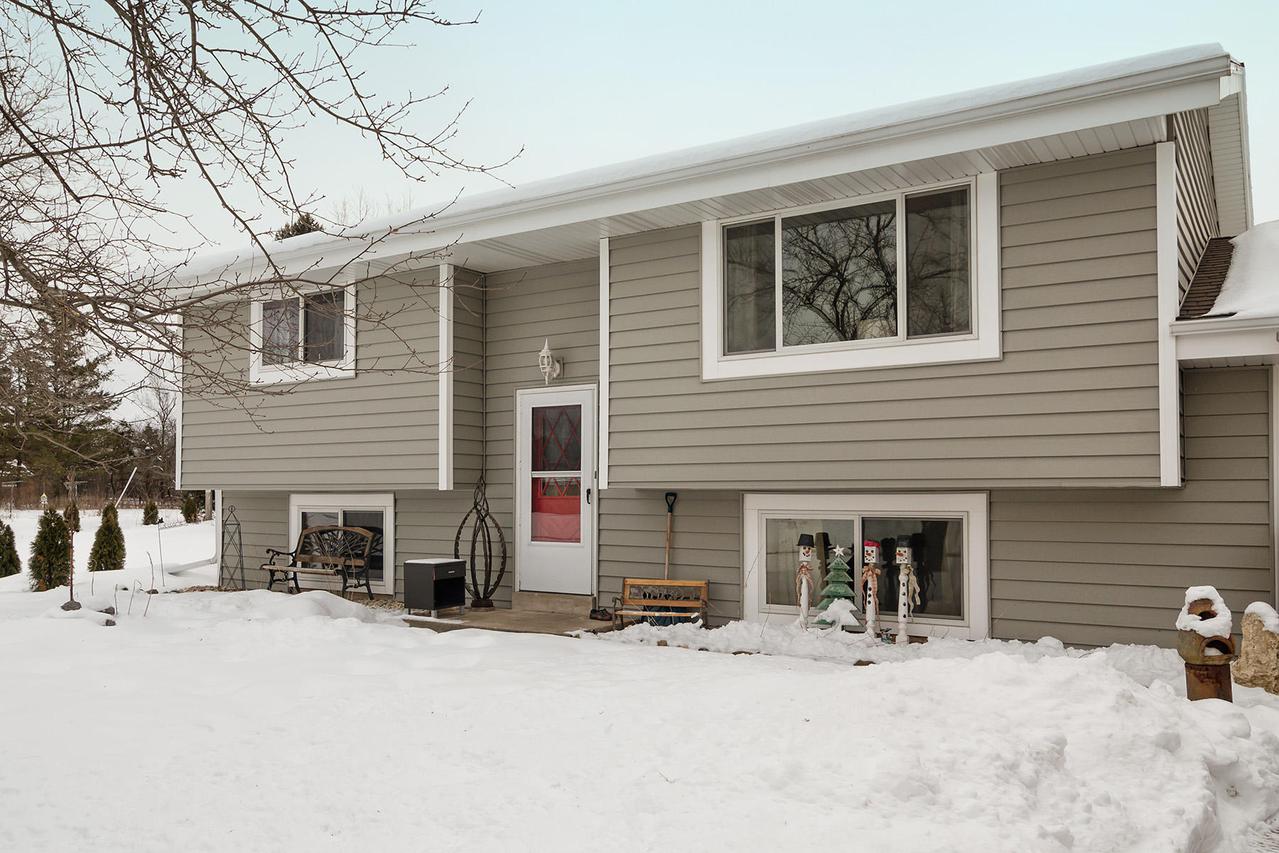 W330S7844 Country Ln, Mukwonago, WI 53149