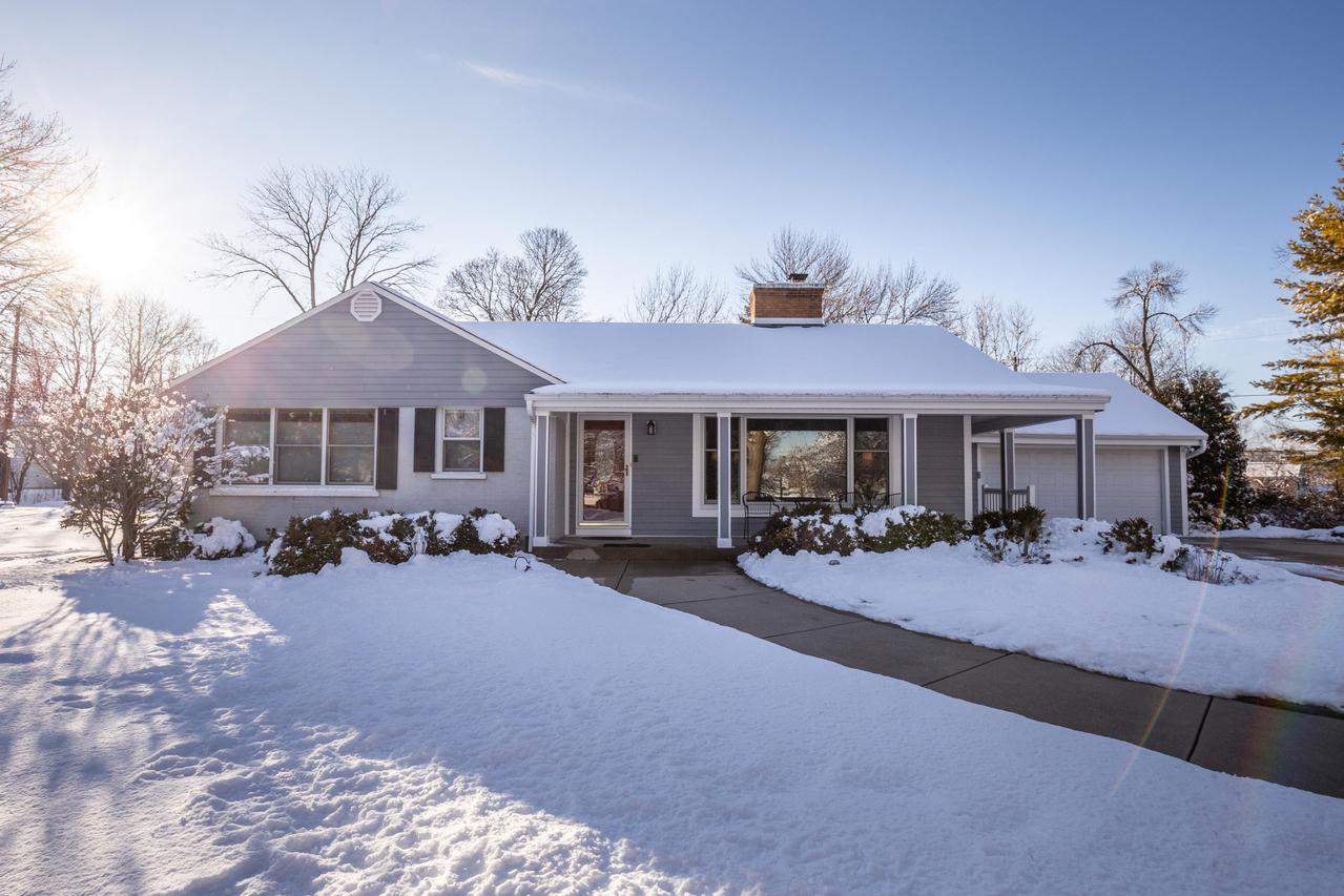8135 N Regent Rd, Fox Point, WI 53217