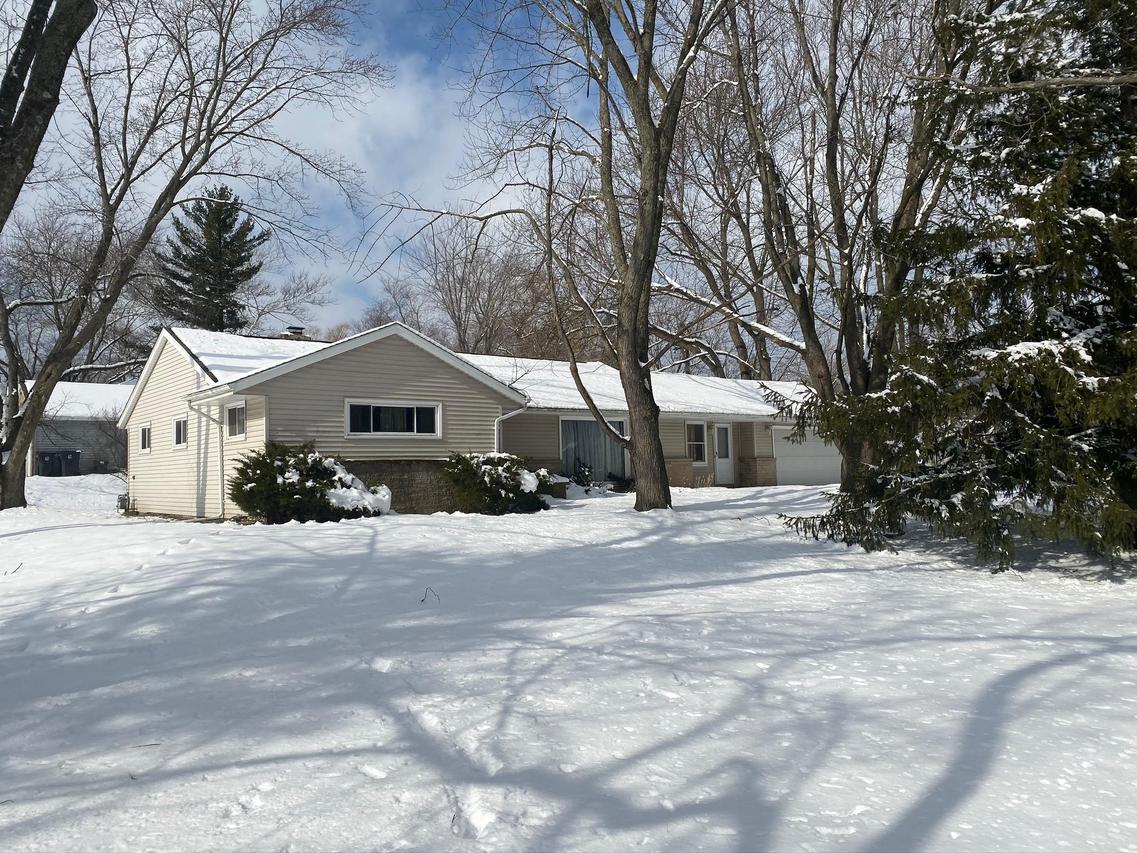 2415 S Lilac Ln, New Berlin, WI 53151