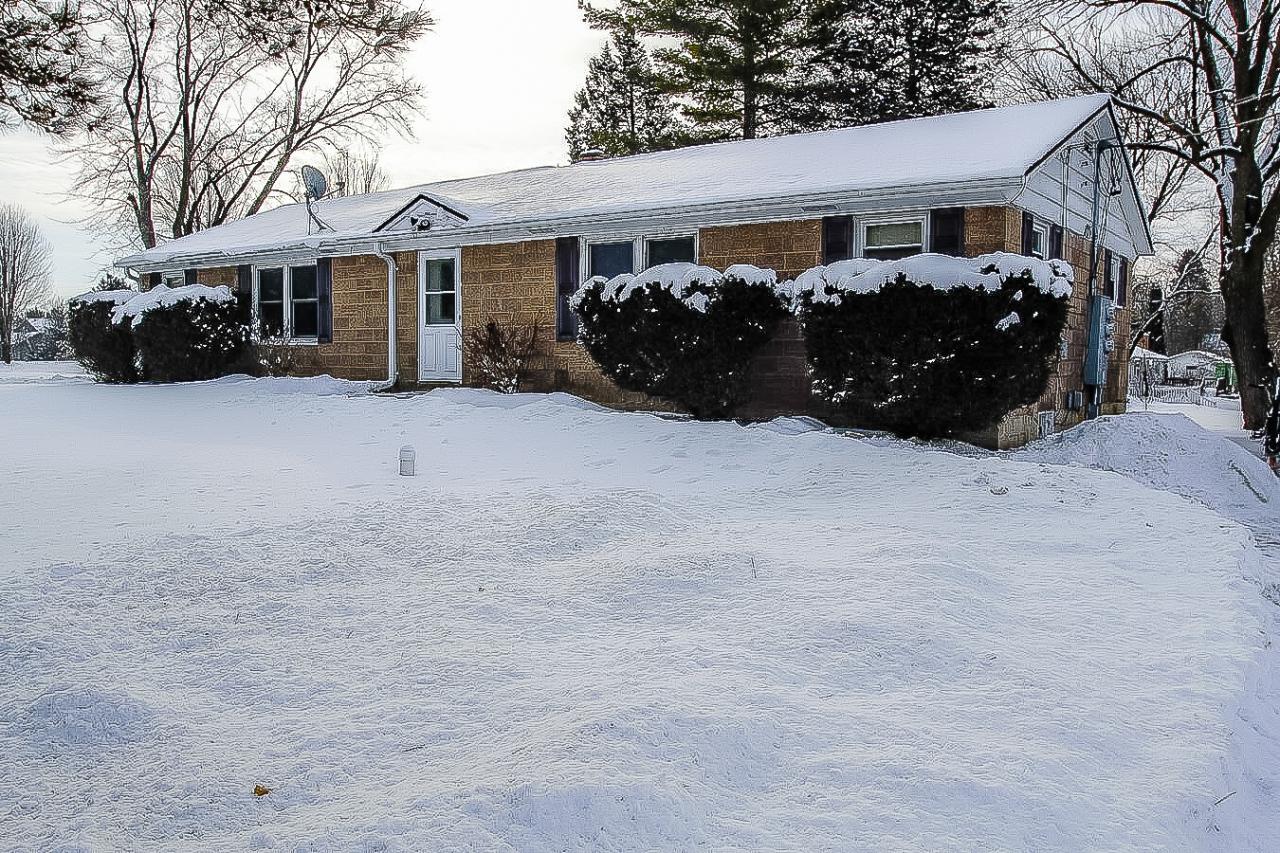 N79W28379 Woodrest Dr, Hartland, WI 53029