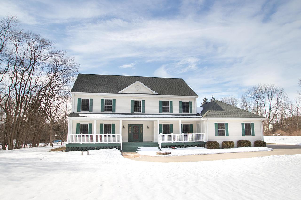 19750 W Pinecrest Ln, New Berlin, WI 53146