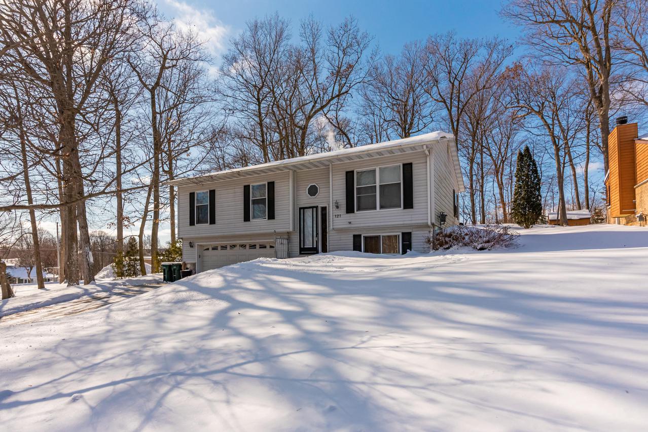 121 Parkway Dr, Slinger, WI 53086