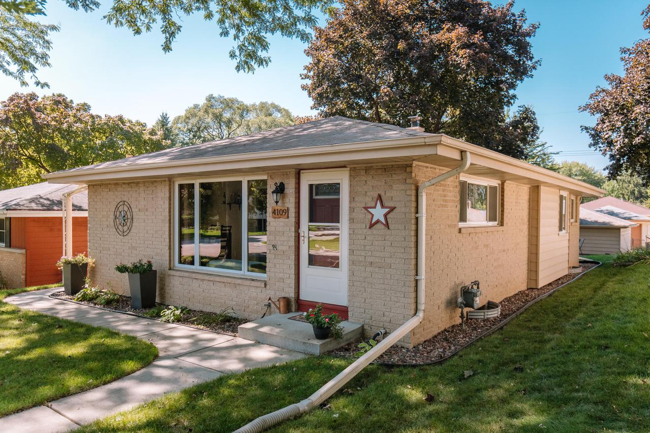 4109 N 96th St, Wauwatosa, WI 53222