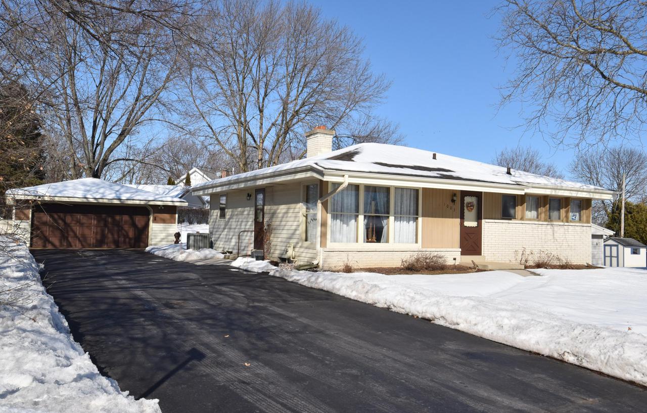 1003 Lilac Ln., Pewaukee, WI 53072