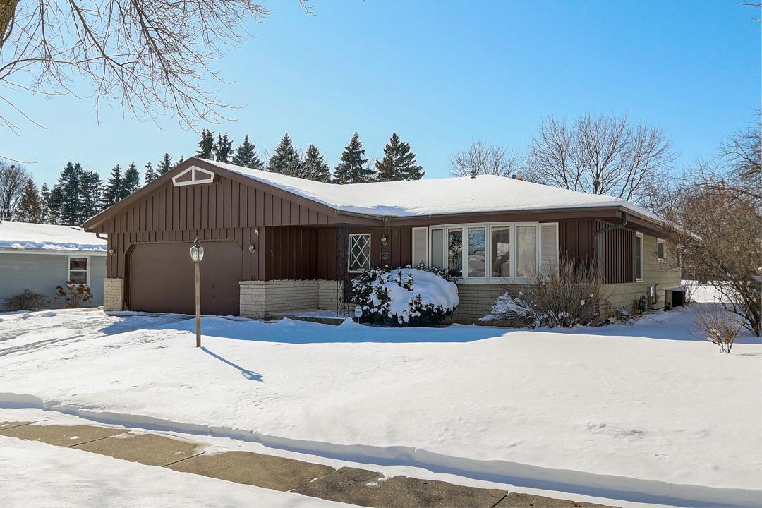 1238 Wedgewood Dr., Waukesha, WI 53186
