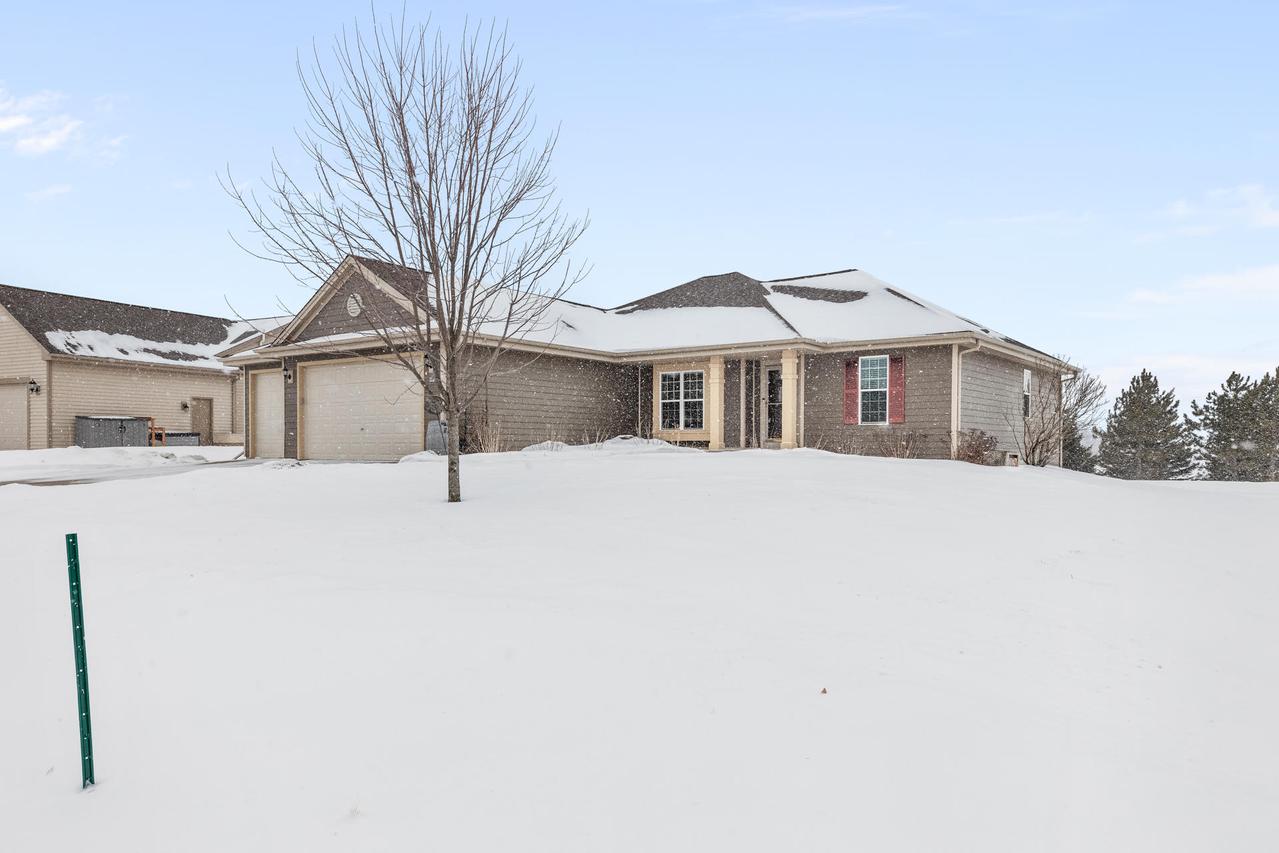 191 E Farmstead Dr., Slinger, WI 53086