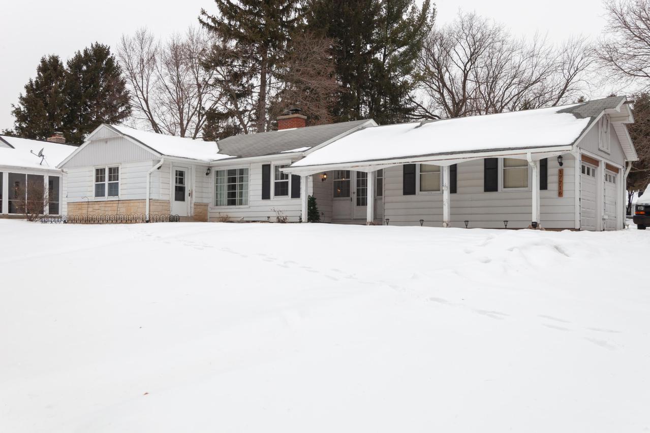 17716 W Oak Dr., New Berlin, WI 53146