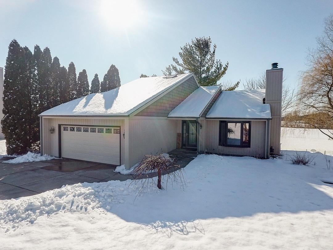 W276S2171 Fenway Dr, Waukesha, WI 53188