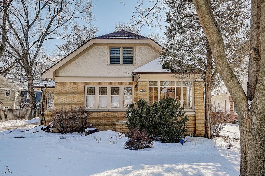 6923 W Wisconsin Ave, Wauwatosa, WI 53213