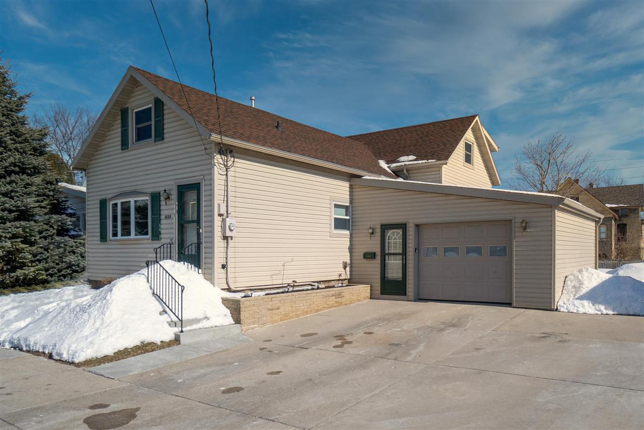 1033 S 20th St., Manitowoc, WI 54220
