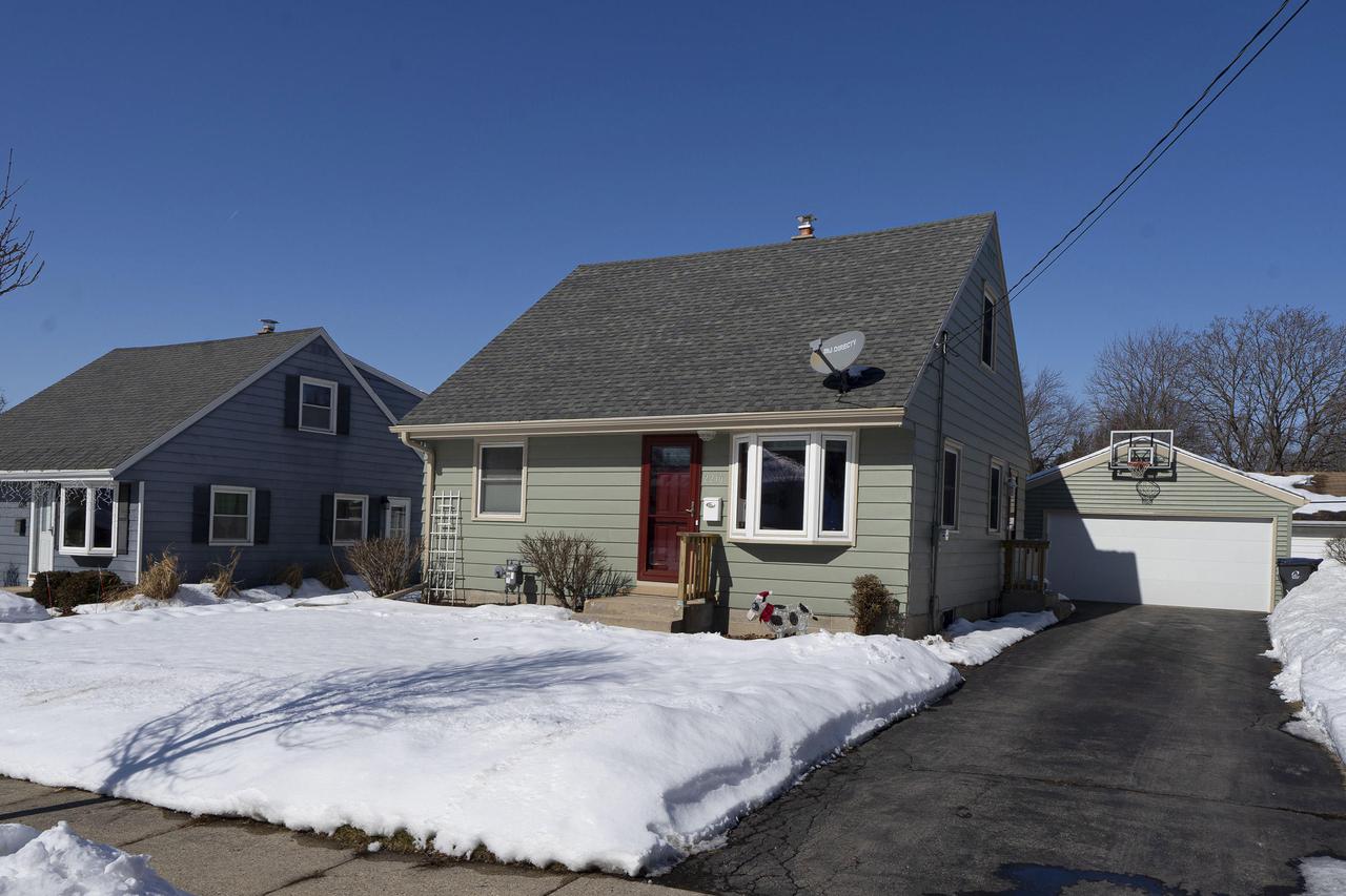 2210 Easy St., Waukesha, WI 53188