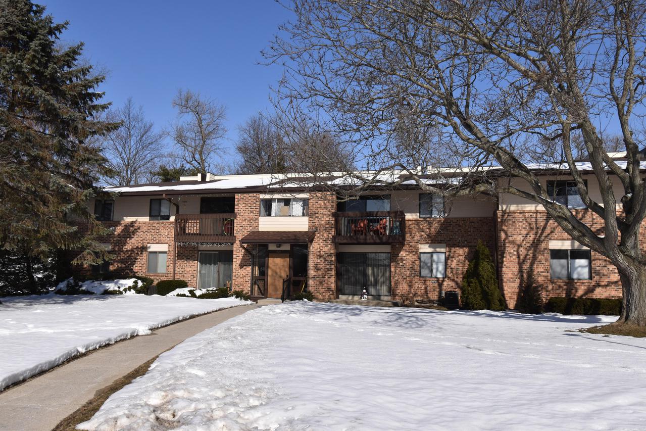 327 Park Hill Dr. #D, Pewaukee, WI 53072