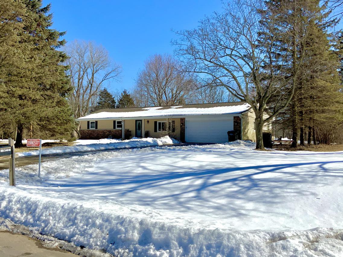 S58W25327 Crest Dr., Waukesha, WI 53189
