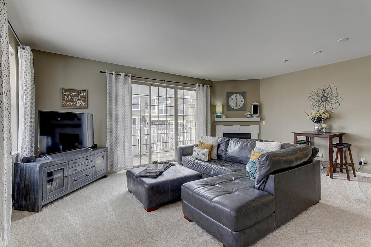 812 Timber Ridge #H, Waukesha, WI 53189