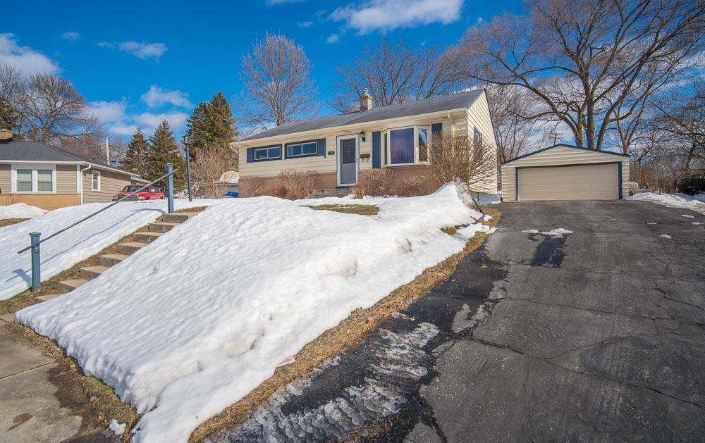 1513 Sunny Cir, Waukesha, WI 53188
