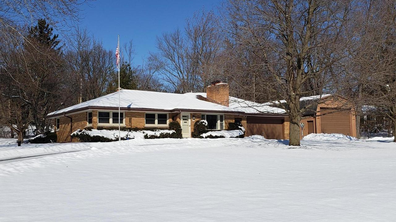 1531 S Brichwood Ln., New Berlin, WI 53146