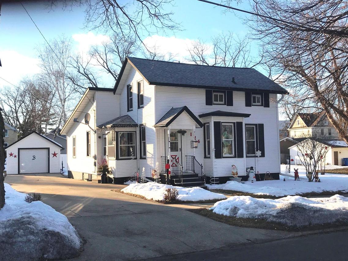 124 Dewey Ave, Watertown, WI 53094