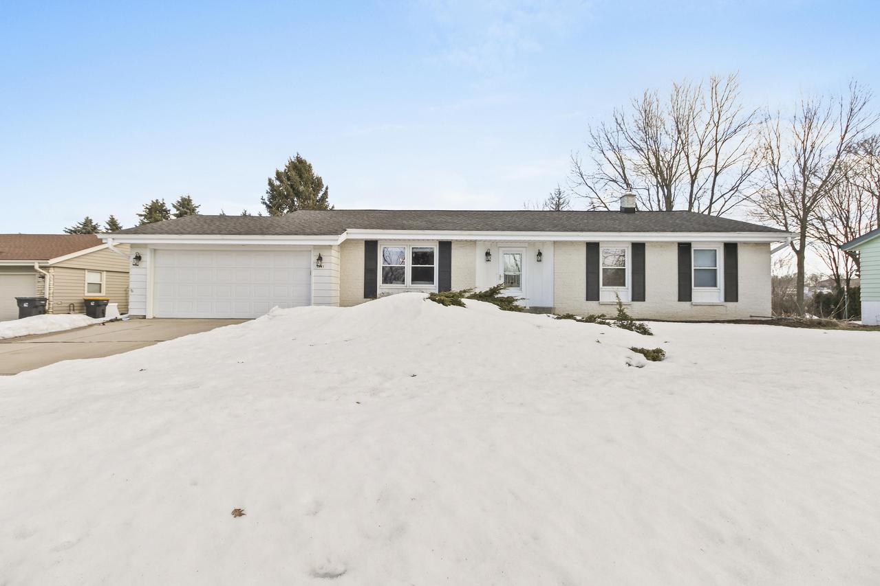 1941 Sunnyside Dr, Waukesha, WI 53186