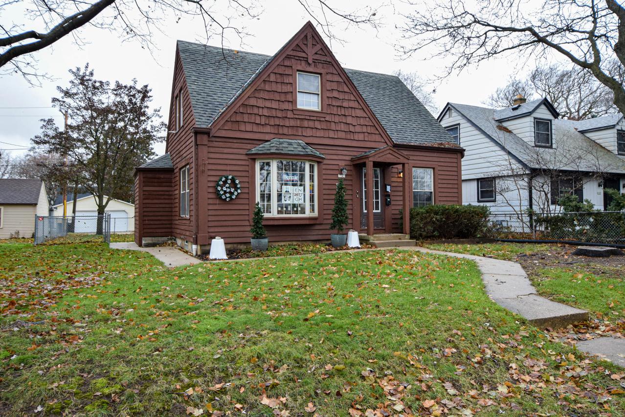 1343 S 114th St, West Allis, WI 53214