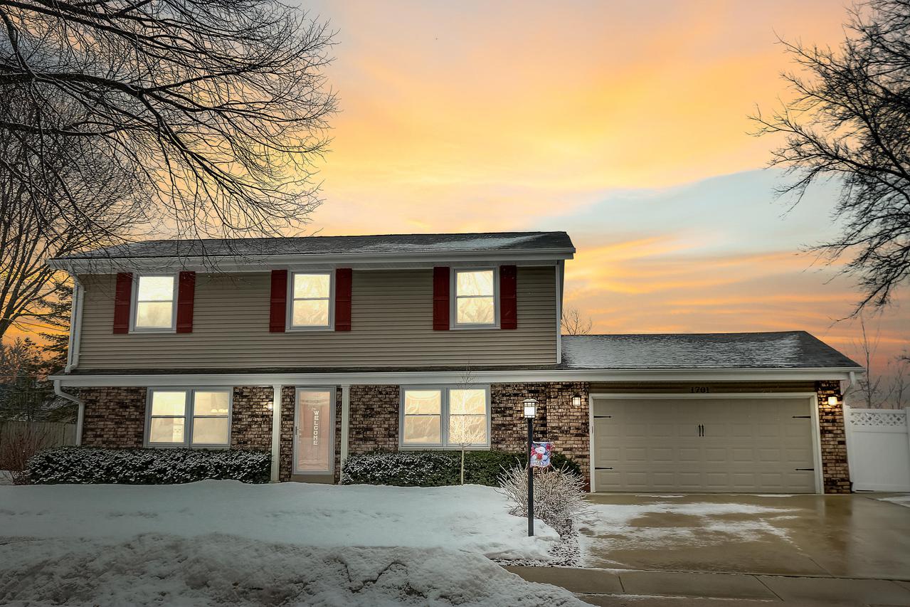 1701 Indianwood Ln, Waukesha, WI 53186
