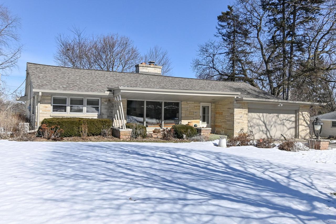3126 N Knoll Terr, Wauwatosa, WI 53222