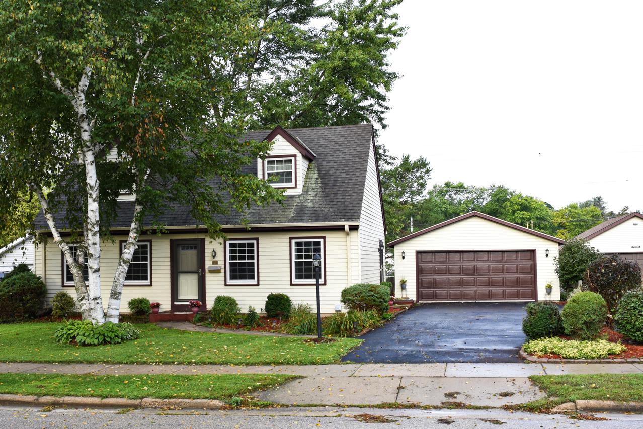 514 Greenmeadow Dr., Waukesha, WI 53188