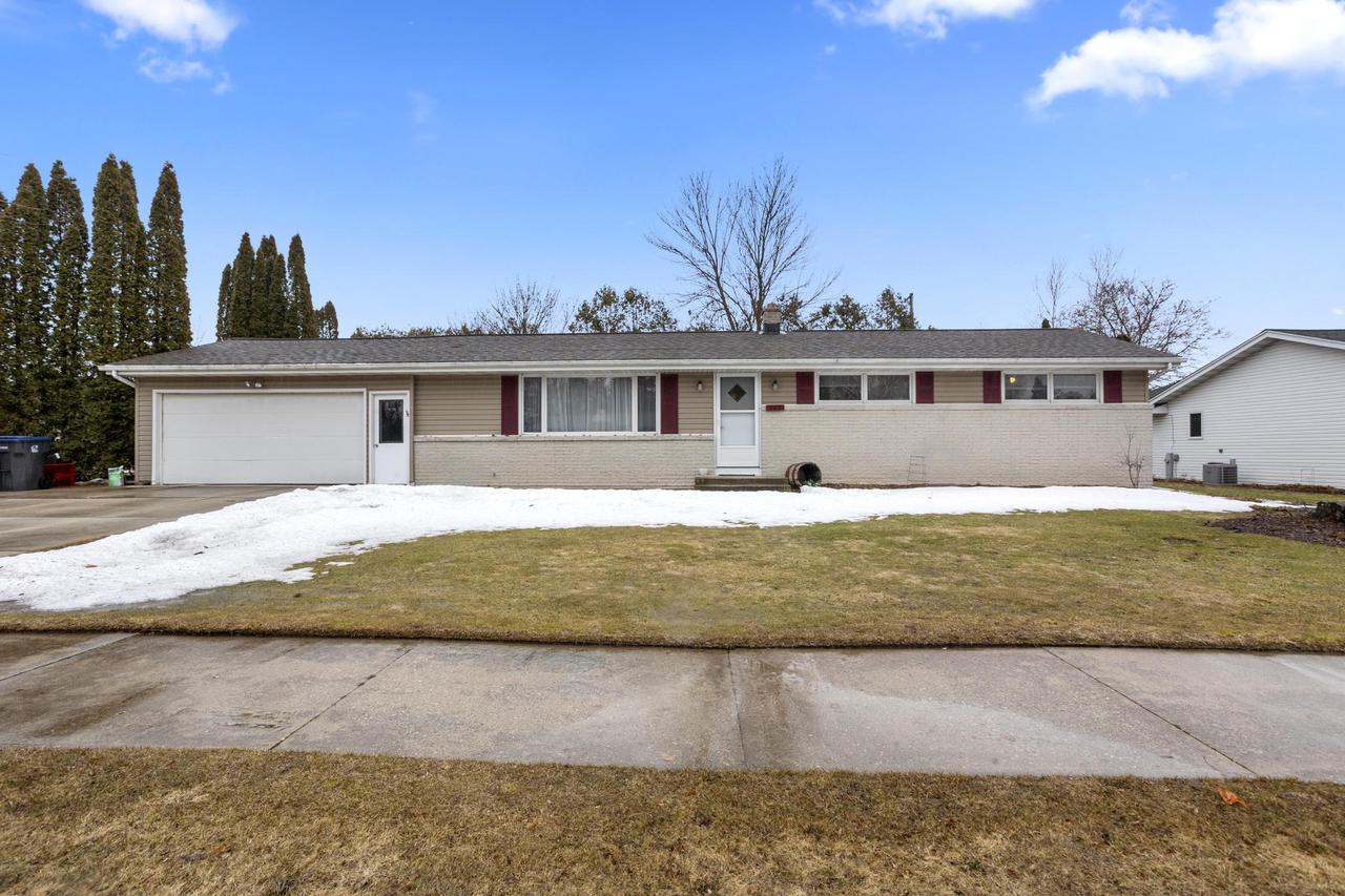 715 Huron Ave, Oostburg, WI 53070