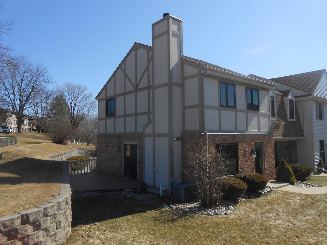 330 Willow Grove Dr. #H, Pewaukee, WI 53072