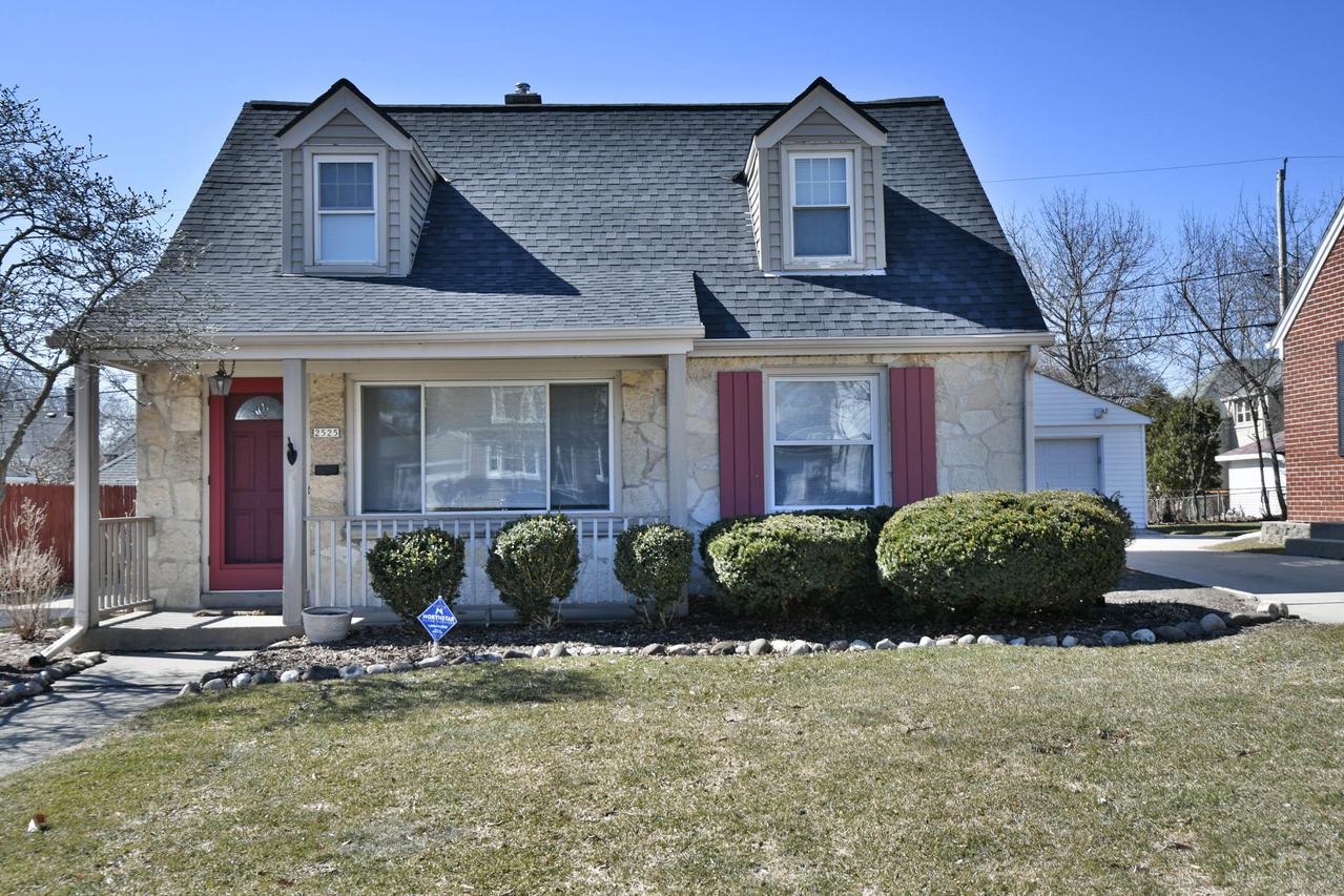 2525 N 80th St, Wauwatosa, WI 53213