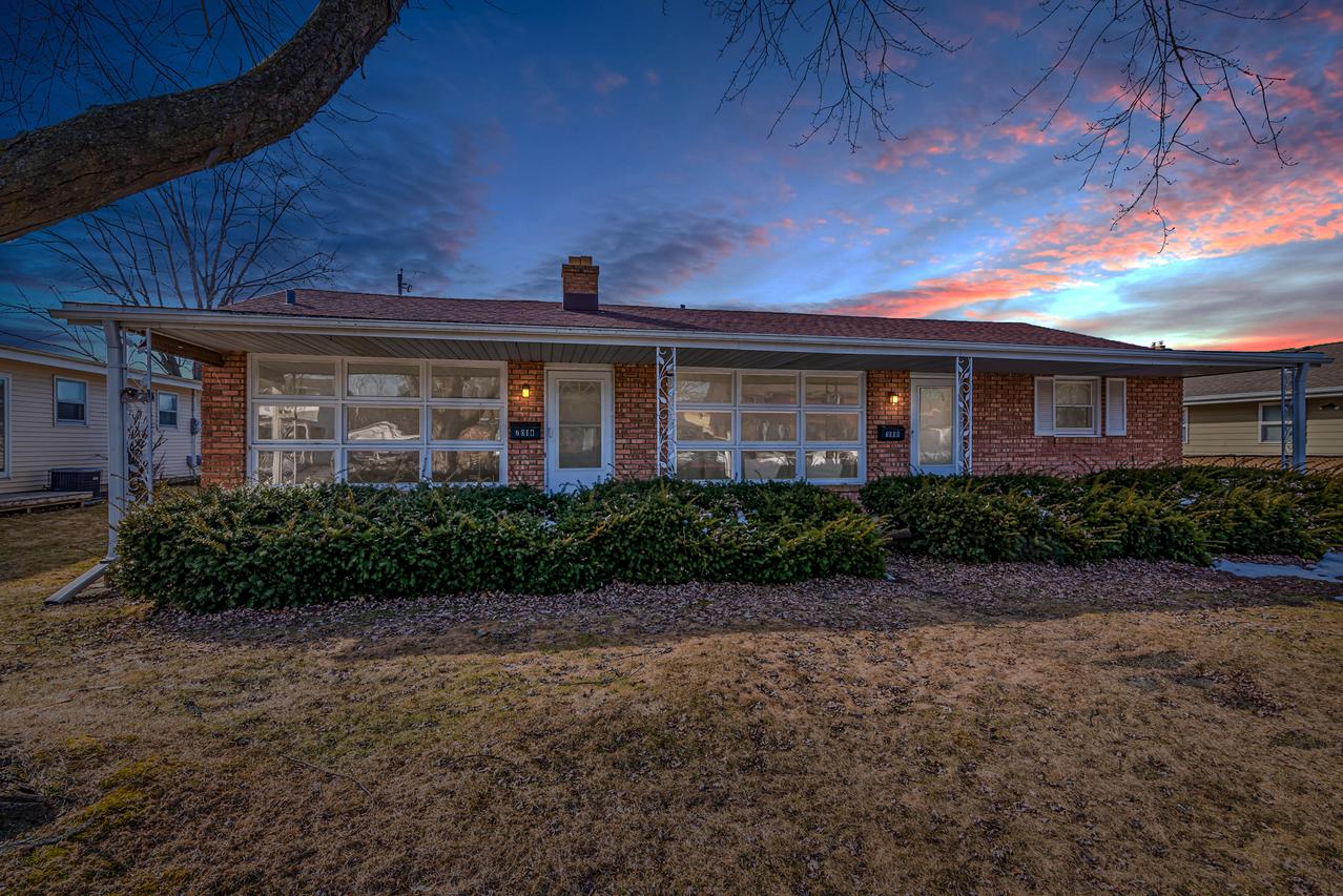 2008 Coronado St #2010, Waukesha, WI 53189