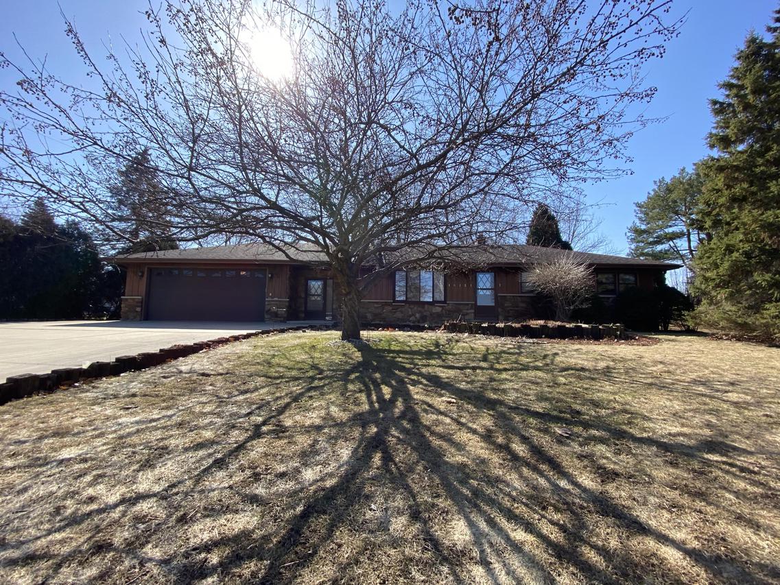 16221 W Top-o-hill Dr., New Berlin, WI 53151