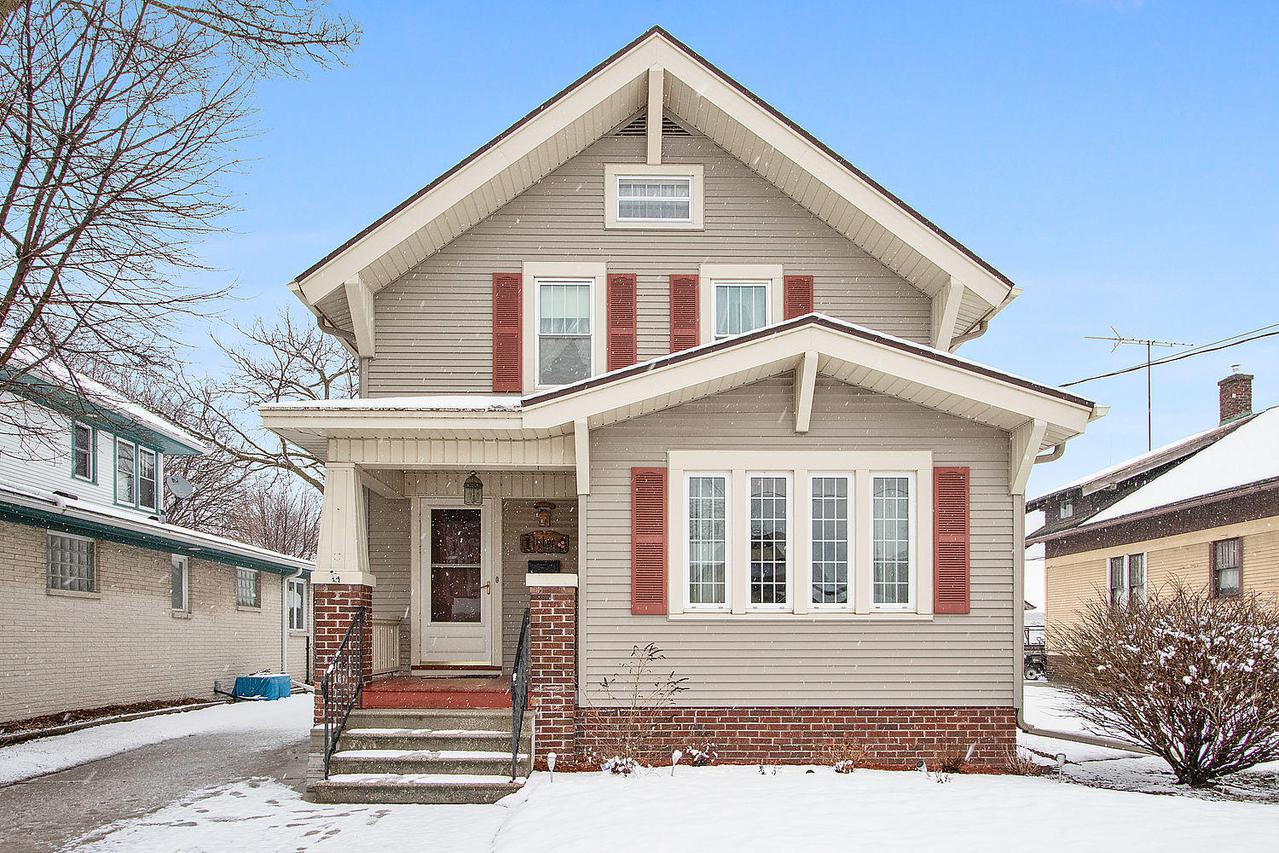 851 N 11th St., Manitowoc, WI 54220