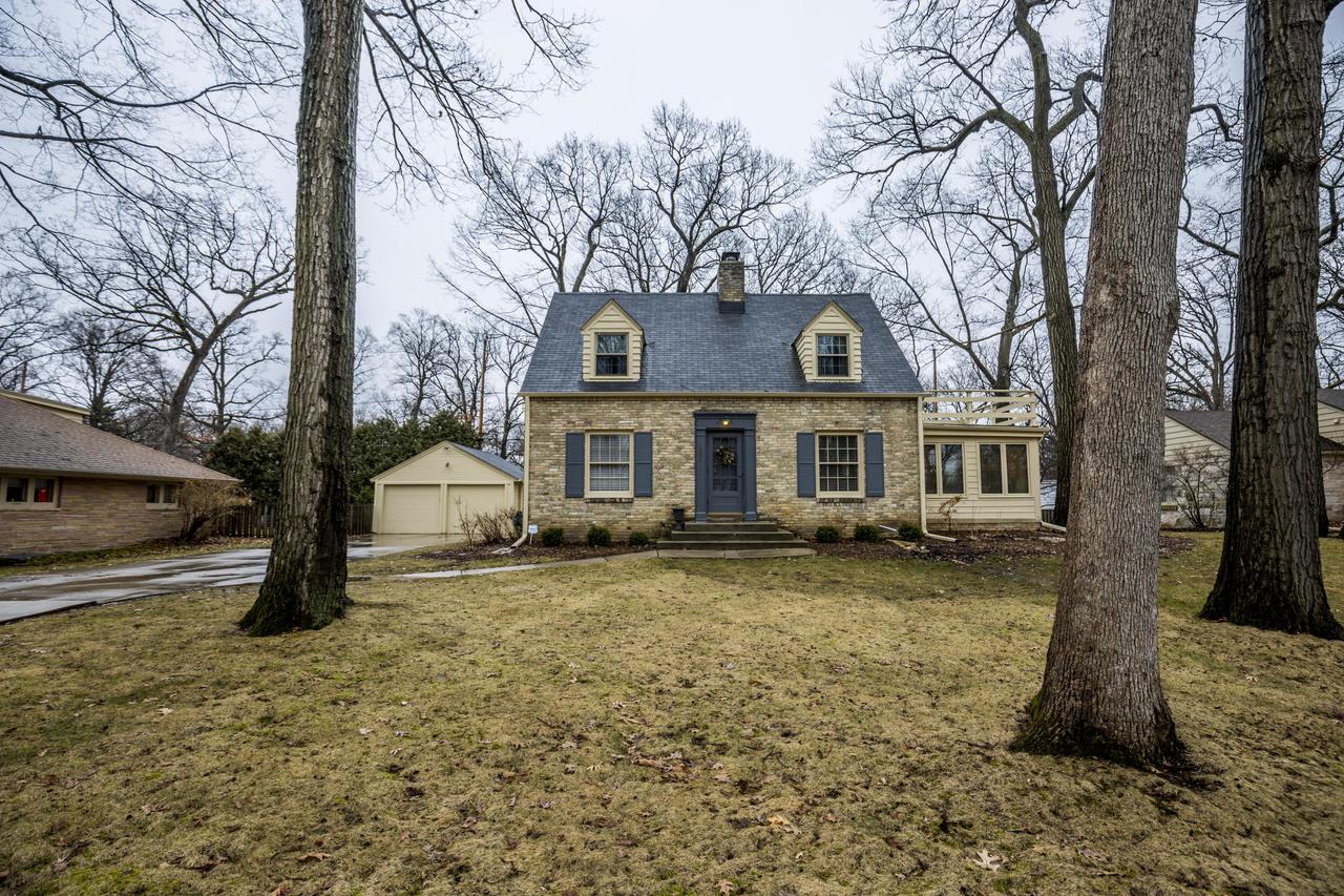 1558 N 123rd St., Wauwatosa, WI 53226